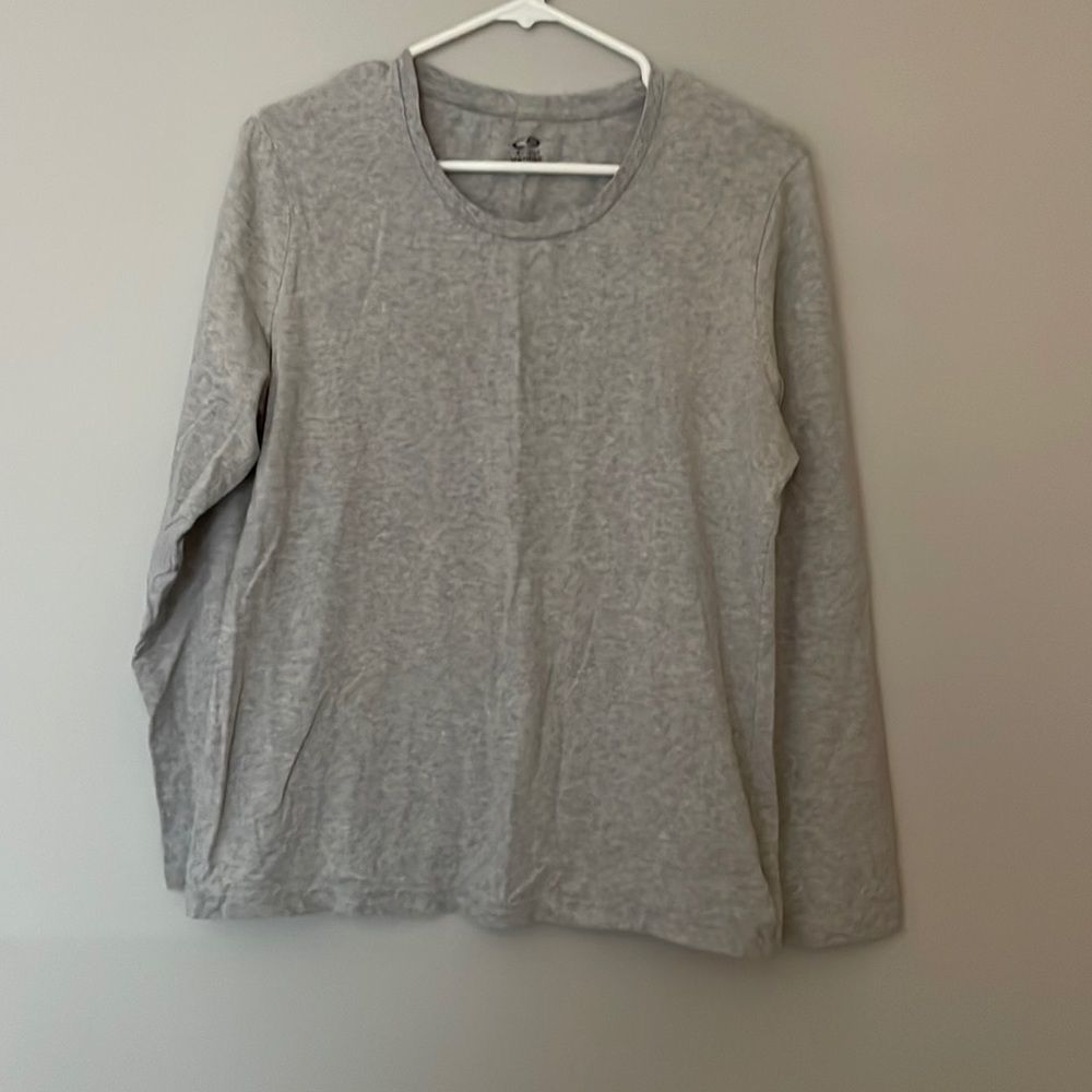 Ladies C9 Champion light gray long sleeved semi-fitted tee. Good used condition